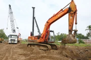 Chi phí đầu vào của nhà thầu tăng đáng kể tại các công trình hạ tầng sử dụng lượng lớn máy móc chạy dầu diesel. Ảnh: Thu Huyền