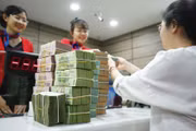 Tín dụng tăng trưởng mạnh, đầu tư hạ tầng gia tăng và nhu cầu sử dụng vốn của các doanh nghiệp rất cao tạo áp lực lên nguồn cung vốn cho nền kinh tế. Ảnh: Nhã Chi