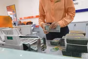 Việc nâng tỷ lệ vốn ngắn hạn cho vay trung dài hạn là biện pháp hỗ trợ nền kinh tế, tạo điều kiện cho các ngân hàng tích lũy nguồn lực trước khi bước vào giai đoạn chuẩn hóa Basel III. Ảnh: Tiên Giang