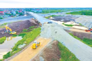 Công tác giải ngân vốn đầu tư công tại một số địa phương gặp vướng mắc về nguồn cung, giá nguyên vật liệu, giải phóng mặt bằng. Ảnh: Song Lê