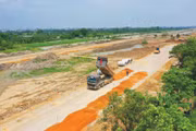 Giá gói thầu được tính đúng, tính đủ toàn bộ chi phí thực hiện giúp giảm bớt khó khăn cho nhà thầu và bảo đảm tiến độ, hiệu quả kinh tế của dự án. Ảnh: Gia Khoa