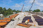 Nhà thầu đang huy động tối đa nhân sự, thiết bị để tăng tốc thi công bù khối lượng chậm thời gian qua. Ảnh: Song Lê