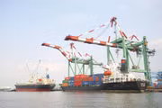 4 tháng đầu năm 2026, cả nước ước nhập siêu 7,11 tỷ USD, trong đó, khu vực kinh tế trong nước nhập siêu tới 15,61 tỷ USD. Ảnh: Lê Tiên