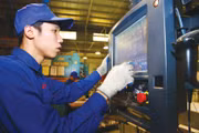 Dự thảo Luật Hỗ trợ doanh nghiệp nhỏ và vừa (sửa đổi) định hướng khuyến khích doanh nghiệp tham gia các lĩnh vực công nghệ, công nghệ chiến lược, AI, bán dẫn, dữ liệu lớn, từng bước tham gia sâu hơn vào chuỗi giá trị toàn cầu. Ảnh: Tiên Giang