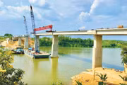 Cầu Hiếu Liêm phục vụ công tác hậu cần thi công Nhà máy Thủy điện Trị An mở rộng dự kiến được đưa vào sử dụng trước 30/6/2026. Ảnh: Nguyễn Tuấn