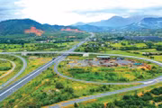 Việt Nam dự kiến chi khoảng 320 tỷ USD vốn đầu tư công trong giai đoạn 2026 - 2030, chủ yếu cho năng lượng, giao thông và logistics, nhằm tháo gỡ các điểm nghẽn hạ tầng. Ảnh: Lê Tiên