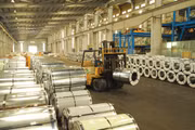 Nhiều doanh nghiệp tôn mạ “xoay trục” về thị trường nội địa trước áp lực từ các rào cản thương mại quốc tế. Ảnh: Nhã Chi