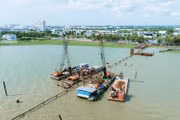 Trên công trường Dự án Đầu tư xây dựng công trình cầu trên tuyến đường bộ ven biển kết nối từ An Biên - TP. Rạch Giá. Ảnh: Ngọc Tuấn