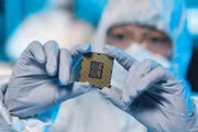 Hỗ trợ phát triển, thiết kế, sản xuất thử nghiệm, đo kiểm, đánh giá sản phẩm chip bán dẫn là dịch vụ sự nghiệp công sử dụng ngân sách nhà nước trong lĩnh vực khoa học và công nghệ. Ảnh: Lê Tiên