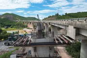 Thi công mở rộng hạng mục cầu trên tuyến cao tốc Cam Lộ - La Sơn . Ảnh: Anh Phong