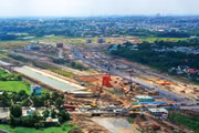 Các nhà thầu đang tăng tốc triển khai thi công một số dự án giao thông trọng điểm của TP. Đồng Nai. Ảnh: Song Lê