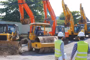 Chủ động kiểm soát công tác tuyển dụng nhân sự và thuê máy móc, thiết bị sẽ giúp nhà thầu hạn chế rủi ro. Ảnh: Tiên Giang