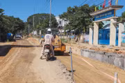 Nhà thầu thi công tuyến chính trong điều kiện hạ tầng điện, cáp viễn thông chưa được di dời. Ảnh: Thanh Đức