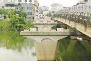Trụ cầu qua sông Như Ý trơ trọi sau khi Công ty CP 479 Hòa Bình bị chấm dứt hợp đồng thi công Gói thầu số 28 (HU-CW07). Ảnh: Hà Minh