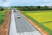 Thực tế thi công tại Dự án cao tốc Châu Đốc - Cần Thơ - Sóc Trăng giai đoạn 1. Ảnh: Tiên Giang