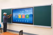 Nhà thầu trúng thầu đang thực hiện Gói thầu Mua sắm, lắp đặt thiết bị thuộc Dự án Trang bị màn hình tương tác, bảng trượt cho 8 phòng học nhà B5 của Học viện Báo chí và Tuyên truyền. Ảnh minh họa: Tiến Giang