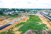 Những quy định mới được kỳ vọng sẽ tháo gỡ khó khăn, vướng mắc, đơn giản hóa thủ tục, đẩy nhanh tiến độ thực hiện, nâng cao hiệu quả sử dụng đất thông qua đấu thầu lựa chọn nhà đầu tư dự án đầu tư kinh doanh. Ảnh: Nhật Tuệ
