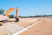 Nhiều khu tái định cư đang được xây dựng phục vụ giải phóng mặt bằng Dự án Đường sắt tốc độ cao trên trục Bắc - Nam qua TP. Huế. Ảnh: Hà Minh