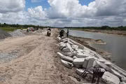 Dự án Xử lý xói lở và gia cố lòng sông thị trấn Gành Hào, huyện Đông Hải, tỉnh Bạc Liêu (nay là tỉnh Cà Mau) có tổng mức đầu tư sau điều chỉnh hơn 310 tỷ đồng. Ảnh: Song Lê