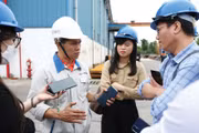 Việc phản ánh tồn tại, bất cập là cần thiết, nhưng quan trọng không kém là báo chí cần góp phần đề xuất giải pháp, thúc đẩy sự thay đổi tích cực và tạo dựng môi trường kinh doanh minh bạch, lành mạnh. Ảnh: Lê Tiên