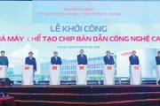 Tổng Bí thư Tô Lâm, Thủ tướng Chính phủ Phạm Minh Chính cùng các đại biểu thực hiện nghi thức khởi công nhà máy chế tạo chip bán dẫn đầu tiên tại Việt Nam. Ảnh: Quý Bắc