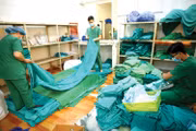 Trang phục, đồ vải y tế là hàng hóa thông dụng, đơn giản. Ảnh: Tiến Giang