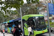 Cùng với việc chuyển đổi phương tiện theo hướng thân thiện với môi trường, Hà Nội đang hoàn thiện phương án miễn phí vé xe buýt cho người dân. Ảnh: Nhã Chi