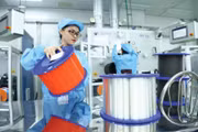 Thủ tướng Chính phủ yêu cầu các bộ ngành, địa phương tập trung thực hiện các nhóm nhiệm vụ hỗ trợ doanh nghiệp thúc đẩy hoạt động sản xuất, kinh doanh. Ảnh: Lê Tiên