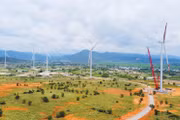 Làn sóng chuyển dịch năng lượng theo hướng xanh, bền vững, tự chủ tại Việt Nam ngày càng rõ rệt với hàng loạt dự án điện gió, điện mặt trời quy mô lớn được triển khai. Ảnh: Tiên Giang
