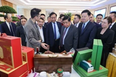 Các đại biểu tham quan các gian hàng trưng bày tại Diễn đàn Kinh tế hợp tác, hợp tác xã năm 2025