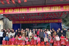 Đoàn thiện nguyện của Cục Quản lý đấu thầu trao tặng 400 suất quà cho học sinh có hoàn cảnh khó khăn tại xã Lóng Phiêng, tỉnh Sơn La ngày 11/1/2026