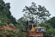 Các đơn vị quản lý đường bộ huy động nhân lực, thiết bị để thông xe các điểm tắc còn lại