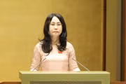 Bộ trưởng Bộ Văn hóa, Thể thao và Du lịch Lâm Thị Phương Thanh trình bày Tờ trình về dự thảo Nghị quyết - Ảnh: VGP/Nhật Bắc