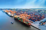 Phấn đấu hoàn thành các chỉ tiêu chủ yếu về xây dựng và phát triển Việt Nam trở thành quốc gia biển mạnh giai đoạn 2026 - 2030.