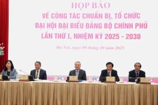 Ủy viên Bộ Chính trị, Phó Bí thư Thường trực Đảng ủy Chính phủ, Phó Thủ tướng Thường trực Chính phủ Nguyễn Hòa Bình cùng lãnh đạo các bộ chủ trì họp báo - Ảnh: VGP/Nguyễn Hoàng