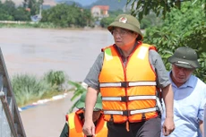 Thủ tướng Phạm Minh Chính thị sát, kiểm tra công tác khắc phục hậu quả mưa lũ sau bão tại khu vực cầu Bến Tượng qua sông Cầu thuộc phường Phan Đình Phùng, tỉnh Thái Nguyên - Ảnh: VGP/Nhật Bắc