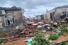 Nhiều nhà dân tại Ninh Bình bị tốc mái, sập đổ