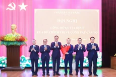 Thường trực Thành ủy Đà Nẵng tặng hoa chúc mừng đồng chí Nguyễn Mạnh Hùng, tân Phó Bí thư Thành ủy Đà Nẵng nhiệm kỳ 2025 - 2030.