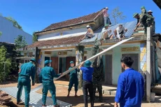 Lực lượng xung kích xã Tây Hồ (Đà Nẵng) giúp dân sửa chữa nhà bị tốc mái.