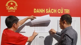 Cử tri phường Nam Nha Trang, tỉnh Khánh Hòa xem danh sách cử tri niêm yết tại khu vực bỏ phiếu bầu cử. (Ảnh: Xuân Triệu/TTXVN)