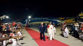 Tại sân bay, đội tiêu binh danh dự đứng dọc thảm đỏ và các nghệ sĩ Sri Lanka biểu diễn các điệu múa truyền thống chào mừng Tổng Bí thư, Chủ tịch nước Tô Lâm và Đoàn đại biểu cấp cao Việt Nam - Ảnh: TTXVN