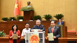 Tổng Bí thư Tô Lâm và các đại biểu Quốc hội bỏ phiếu - Ảnh: VGP