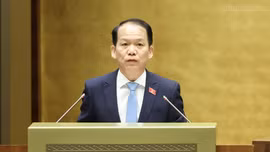 Bộ trưởng Bộ Tư pháp Hoàng Thanh Tùng trình bày Tờ trình về dự án Luật Phát triển đô thị - Ảnh: VGP/Nhật Bắc