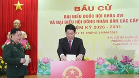 Chủ tịch nước Lương Cường bỏ phiếu bầu cử tại khu vực bỏ phiếu số 26, phường Hoàn Kiếm, thành phố Hà Nội - Ảnh: TTXVN