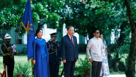 Tổng Bí thư, Chủ tịch nước Tô Lâm và Phu nhân cùng Tổng thống Philippines Ferdinand Romualdez Marcos Jr. và Phu nhân trên bục danh dự, nghe Quân nhạc cử Quốc thiều hai nước - Ảnh: TTXVN