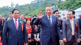 Tổng Bí thư Tô Lâm, Thủ tướng Chính phủ Phạm Minh Chính tới dự lễ khởi công tại điểm cầu chính, Trường phổ thông nội trú tiểu học và trung học cơ sở Đồng Đăng, xã Đồng Đăng, tỉnh Lạng Sơn - Ảnh: VGP/Nhật Bắc