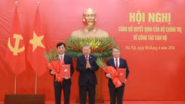 Tổng Bí thư, Chủ tịch nước Tô Lâm trao Quyết định của Bộ Chính trị và tặng hoa chúc mừng Trưởng ban Tổ chức Trung ương Nguyễn Duy Ngọc và Chánh Văn phòng Trung ương Đảng Nguyễn Hải Ninh - Ảnh: TTXVN