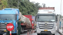 Sau chỉ đạo quyết liệt của Chính phủ và sự vào cuộc khẩn trương của các bộ, ngành, tình trạng ùn tắc hàng hóa tại một số cửa khẩu cơ bản được tháo gỡ. Ảnh NNMT.