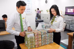 Tính đến cuối tháng 5, tăng trưởng tín dụng đạt 5,7% trong khi tăng trưởng huy động chỉ đạt 2,98%. Ảnh: Ngọc Thắng