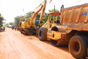 Gói thầu số 11 Thi công hạng mục cầu Thác Mai và các tuyến nhánh thuộc Dự án Đường cứu hộ, cứu nạn khẩn cấp dọc sông La Ngà phải đánh giá lại HSDT, Công ty TNHH Xây dựng Hòa Bình trúng thầu. Ảnh: Bảo Linh